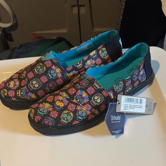 NWT TOMS Multicolor Sugar Skull Slip-Ons women’s - Picture 1 of 4